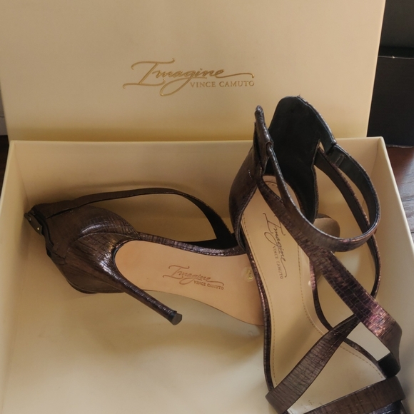 Elegant Vince Camuto Heels - Picture 3 of 7